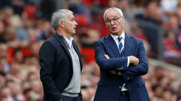 Mourinho charla con Ranieri en un partido de la Premier