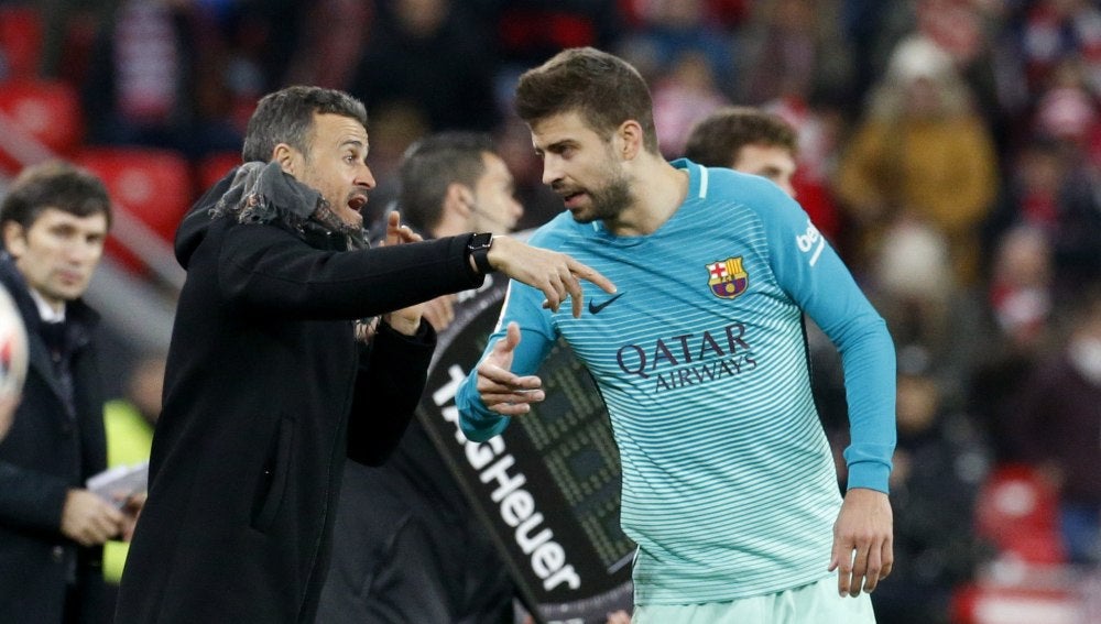 Piqué atiende a las instrucciones de Luis Enrique