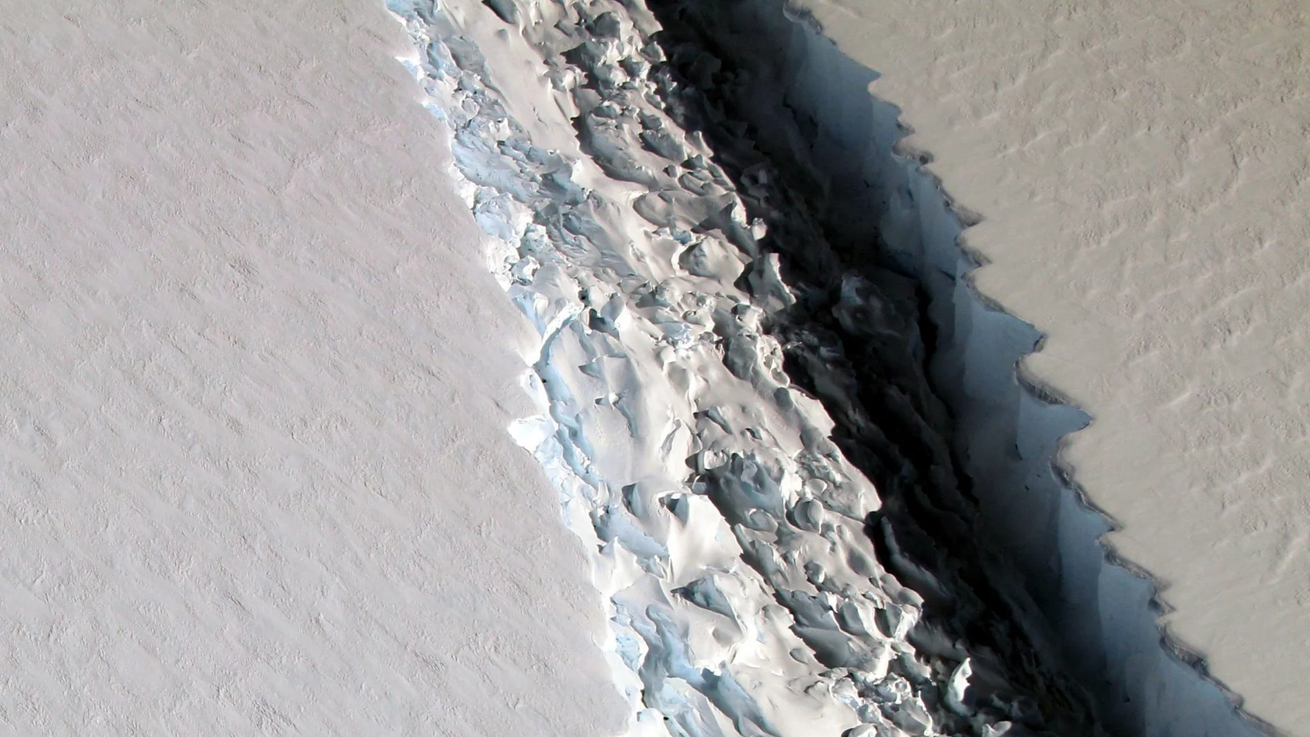 La grieta en la plataforma de hielo de la Antártida crece 11 millas en sólo 6 días La grieta en la plataforma de hielo de la Antártida crece 11 millas en sólo 6 días