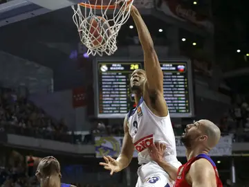 Anthony Randolph entra a canasta frente a jugadores del CSKA Anthony Randolph entra a canasta frente a jugadores del CSKA