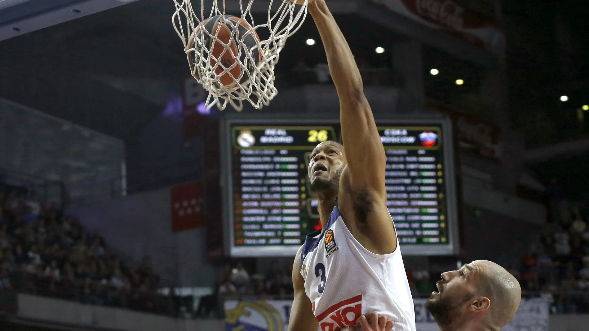 Anthony Randolph entra a canasta frente a jugadores del CSKA Anthony Randolph entra a canasta frente a jugadores del CSKA
