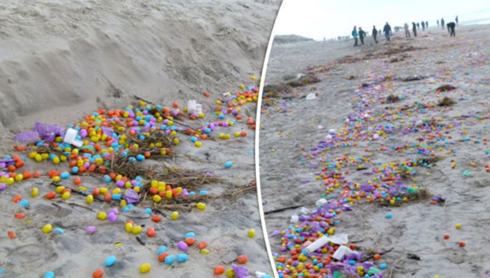 Huevos Kinder esparcidos en una playa