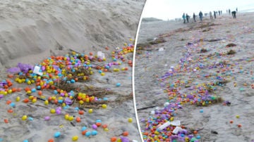 Huevos Kinder esparcidos en una playa