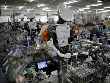 Robots en una fábrica Robots en una fábrica
