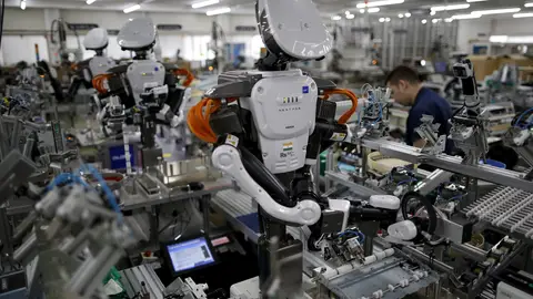 Robots en una fábrica Robots en una fábrica