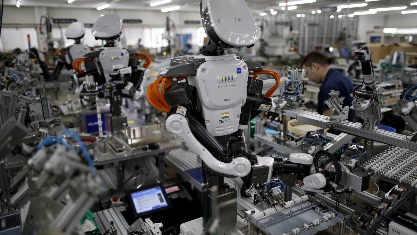 Una empresa nipona sustituye a varios de sus empleados de oficina por robots