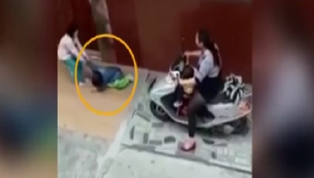 Momento del vídeo en el que la mujer atropella a la niña de seis años
