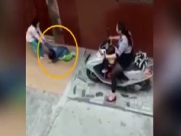 Momento del vídeo en el que la mujer atropella a la niña de seis años