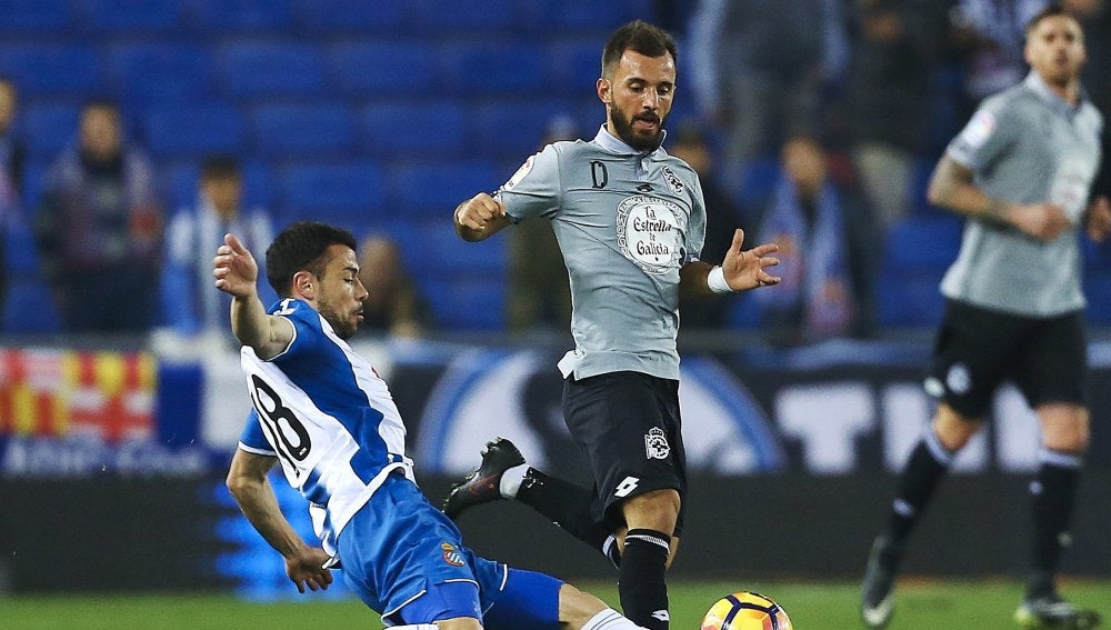 Javi Fuego intenta robar el balón durante el partido del Espanyol