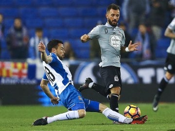 Javi Fuego intenta robar el balón durante el partido del Espanyol