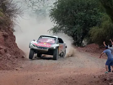 Sainz, durante la disputa de una etapa en el Dakar Sainz, durante la disputa de una etapa en el Dakar