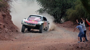 Sainz, durante la disputa de una etapa en el Dakar