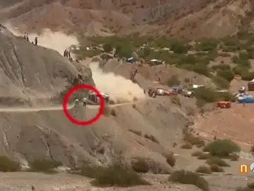 Frame 28.795555 de: El espeluznante vídeo de los aficionados que casi atropella Carlos Sainz en el Dakar Frame 28.795555 de: El espeluznante vídeo de los aficionados que casi atropella Carlos Sainz en el Dakar