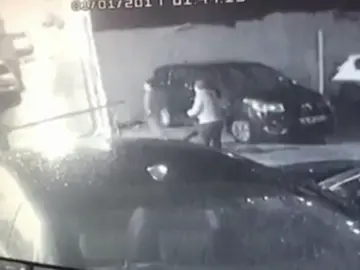 Frame 20.266666 de: Nuevas imágenes del supuesto terrorista de Estambul grabado por una cámara de seguridad de un aparcamiento. Frame 20.266666 de: Nuevas imágenes del supuesto terrorista de Estambul grabado por una cámara de seguridad de un aparcamiento.