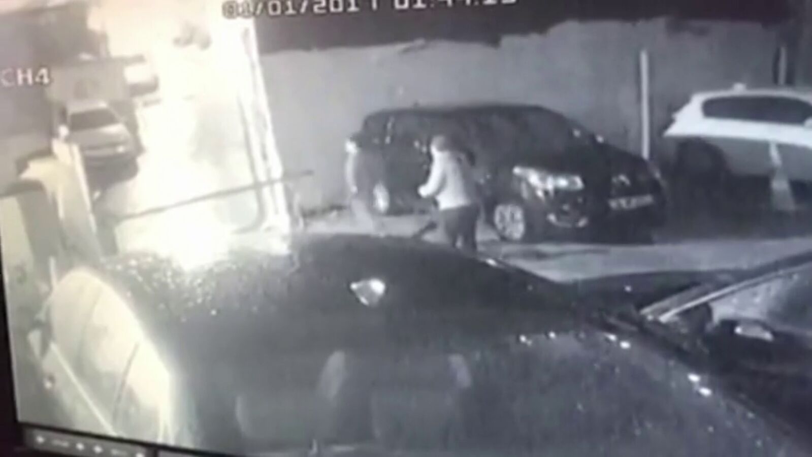 Nuevas imágenes del supuesto terrorista de Estambul grabado por una cámara de seguridad de un aparcamiento