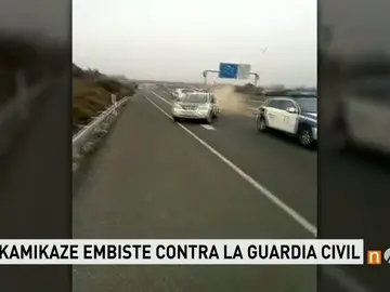 Frame 6.141661 de: Un kamikaze embiste contra un coche de la Guardia Civil cuando circulaba en sentido contrario Frame 6.141661 de: Un kamikaze embiste contra un coche de la Guardia Civil cuando circulaba en sentido contrario
