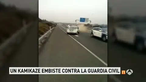 Frame 6.141661 de: Un kamikaze embiste contra un coche de la Guardia Civil cuando circulaba en sentido contrario Frame 6.141661 de: Un kamikaze embiste contra un coche de la Guardia Civil cuando circulaba en sentido contrario