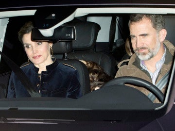 Los Reyes de España llevan a una misteriosa mujer en la parte trasera de su coche