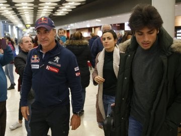 Carlos Sainz acompañado por su hijo en su llegada al Aeropuerto