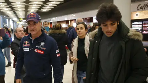 Carlos Sainz acompañado por su hijo en su llegada al Aeropuerto Carlos Sainz acompañado por su hijo en su llegada al Aeropuerto