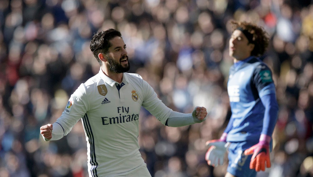 Isco celebra uno de sus goles ante el Granada