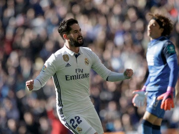 Isco celebra uno de sus goles ante el Granada