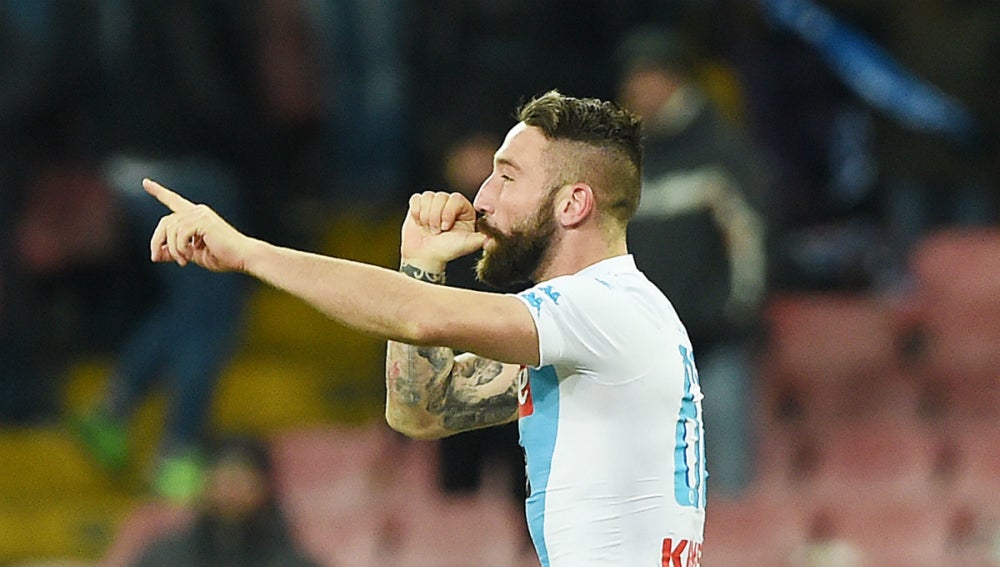 Tonelli celebra un gol con el Nápoles