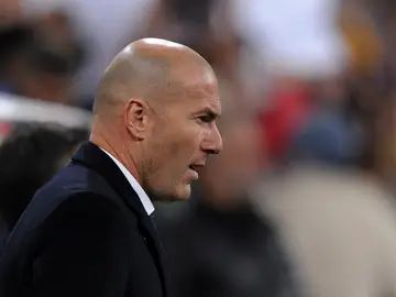 Zidane en un partido con el Real Madrid Zidane en un partido con el Real Madrid