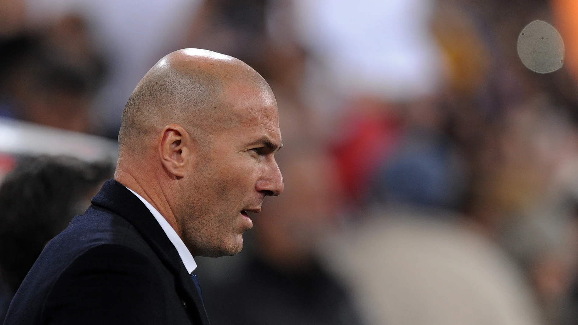 Zidane en un partido con el Real Madrid Zidane en un partido con el Real Madrid