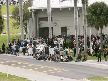 Gente a las afueras del aeropuerto de Fort Lauderdale Gente a las afueras del aeropuerto de Fort Lauderdale