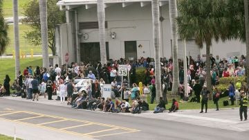 Gente a las afueras del aeropuerto de Fort Lauderdale