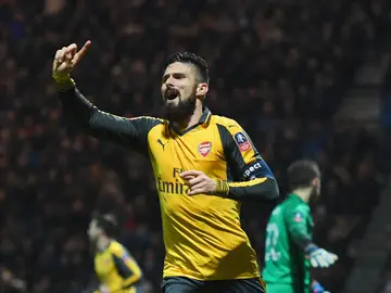 Giroud celebrando su gol Giroud celebrando su gol