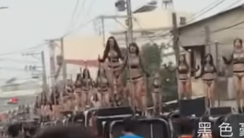 Cortejo fúnebre con bailarinas de pole dance en Taiwán