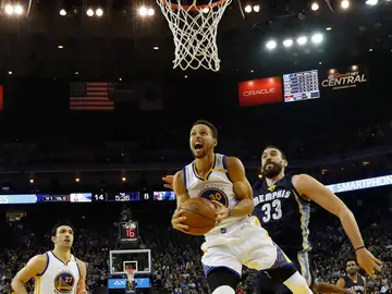 Curry entra a canasta perseguido por Marc Gasol Curry entra a canasta perseguido por Marc Gasol