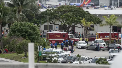 Ambulancias en el Aeropuerto Internacional de Fort Lauderdale Ambulancias esperan afuera del Aeropuerto Internacional de Fort Lauderdale, Florida, después de que al menos cinco personas murieran en un tiroteo