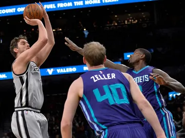 Pau Gasol tira a canasta en el partido ante los Hornets Pau Gasol tira a canasta en el partido ante los Hornets