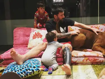 Messi y sus hijos junto a Hulk Messi y sus hijos junto a Hulk
