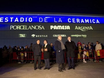 Roig y Tebas enfrente del estadio de la Cerámica