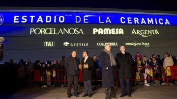 Roig y Tebas delante del Estadio de la Cerámica