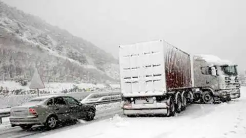 Carretera cubierta por la nieve Carretera cubierta por la nieve