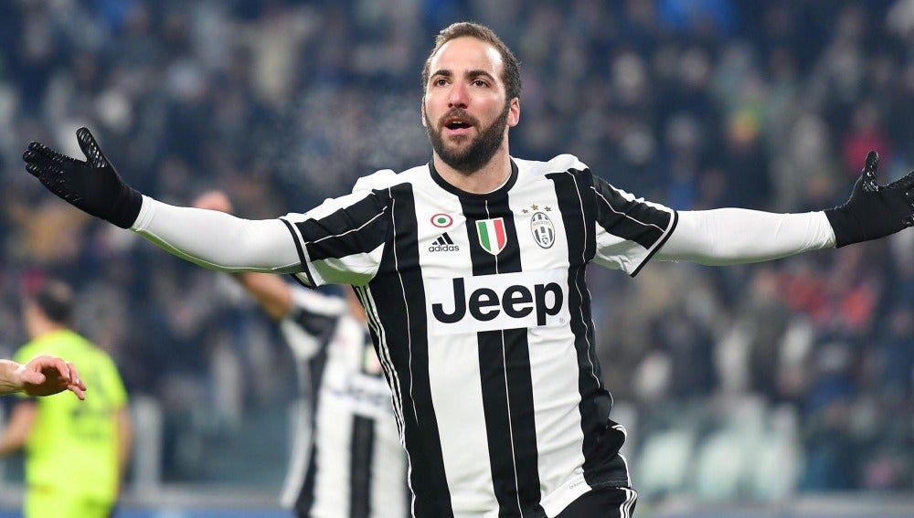 Higuaín celebrando uno de sus goles