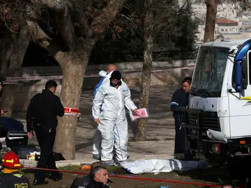 Las fuerzas israelíes trabajan en el lugar donde el camión a irrumpido causando muertos y heridos en Jerusalén Las fuerzas israelíes trabajan en el lugar donde el camión a irrumpido causando muertos y heridos en Jerusalén