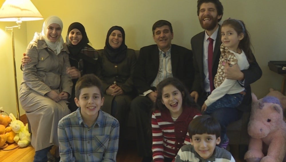 Los Hadhads posan para una cadena canadiense
