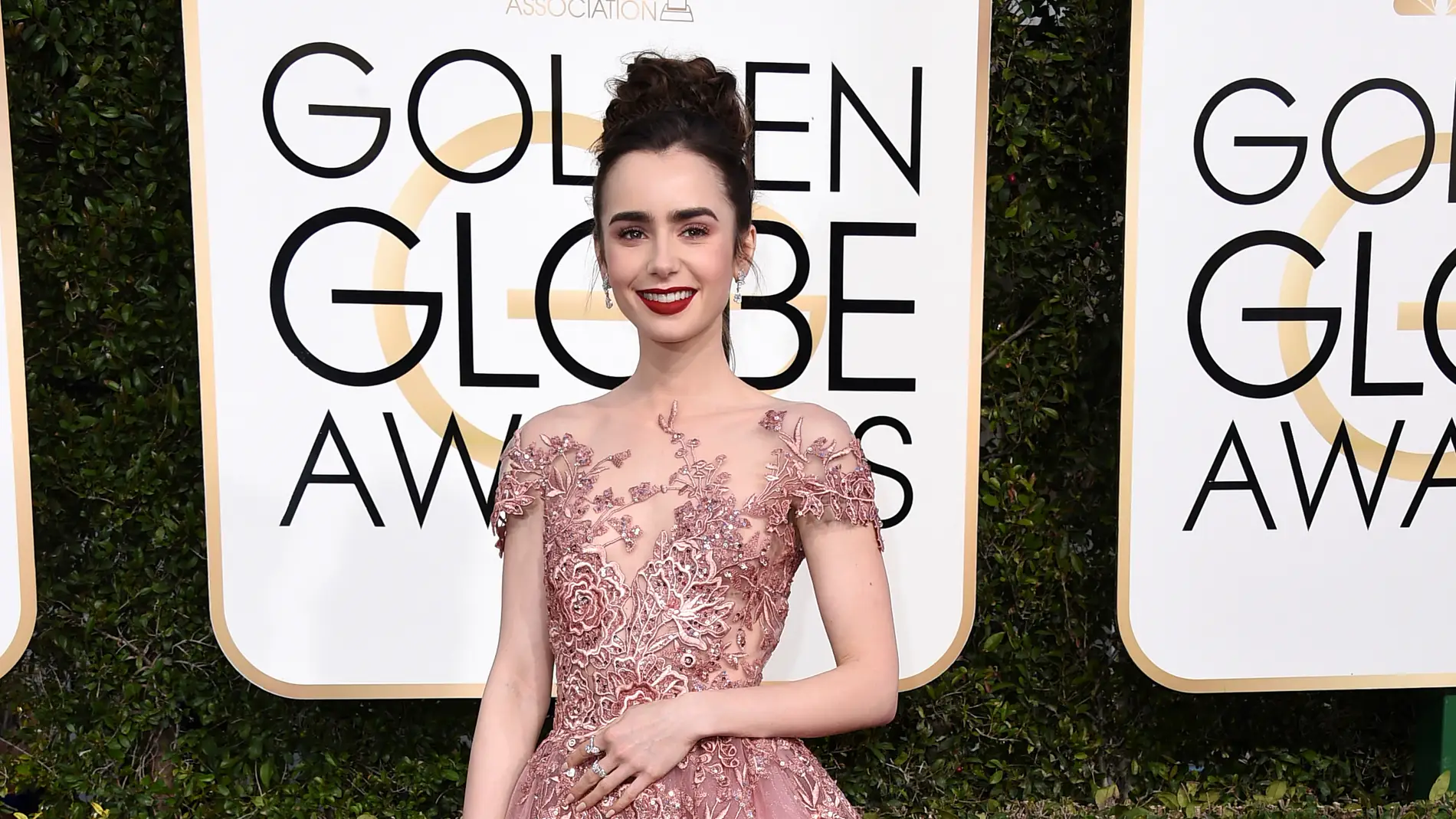 Lily Collins luce un elaborado vestido de Zuhair Murad en rosa