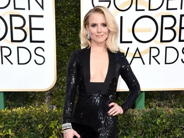 Kristen Bell, con un escotado diseño de Jenny Packham Kristen Bell, con un escotado diseño de Jenny Packham