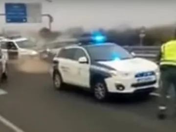 Kamikaze estrella su coche contra patrulla de la Guardia Civil Kamikaze estrella su coche contra patrulla de la Guardia Civil