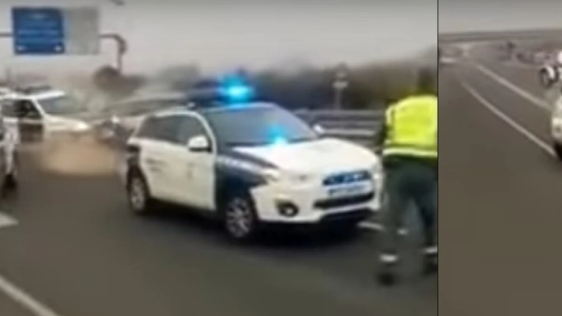 Kamikaze estrella su coche contra patrulla de la Guardia Civil Kamikaze estrella su coche contra patrulla de la Guardia Civil