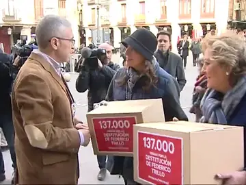 Frame 12.056266 de: Los familiares de las víctimas del Yak – 42 presentan más de cien mil firmas para exigir la destitución de Trillo Frame 12.056266 de: Los familiares de las víctimas del Yak – 42 presentan más de cien mil firmas para exigir la destitución de Trillo