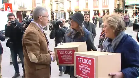 Frame 12.056266 de: Los familiares de las víctimas del Yak – 42 presentan más de cien mil firmas para exigir la destitución de Trillo Frame 12.056266 de: Los familiares de las víctimas del Yak – 42 presentan más de cien mil firmas para exigir la destitución de Trillo
