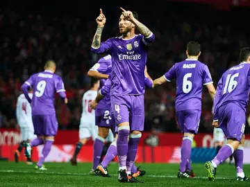 Sergio Ramos hace un gesto a parte de la grada sevillista en el Pizjuán Sergio Ramos hace un gesto a parte de la grada sevillista en el Pizjuán